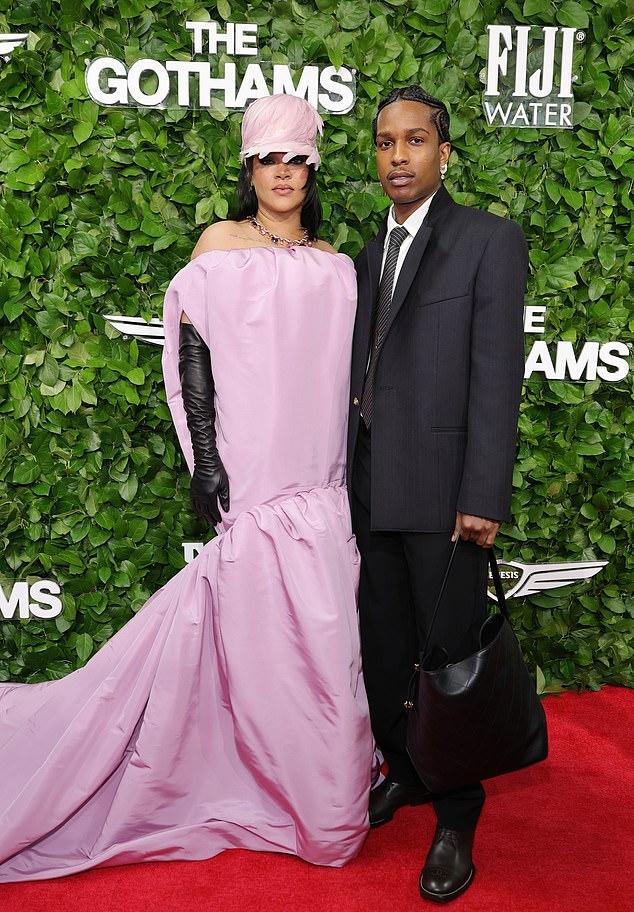 Рианна и A$AP Rocky демонстрировали нежные чувства на церемонии Gotham Awards, прошедшей в понедельник в Cipriani Wall Street, Нью-Йорк.