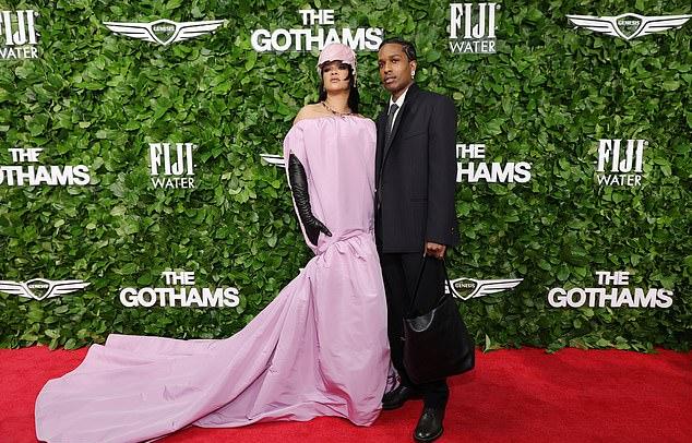 Рианна и A$AP Rocky продемонстрировали нежные чувства на церемонии Gotham Awards