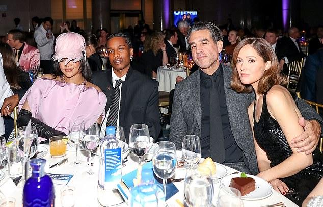 Во время мероприятия пара сидела в компании Бобби Каннавале и Роуз Бирн.