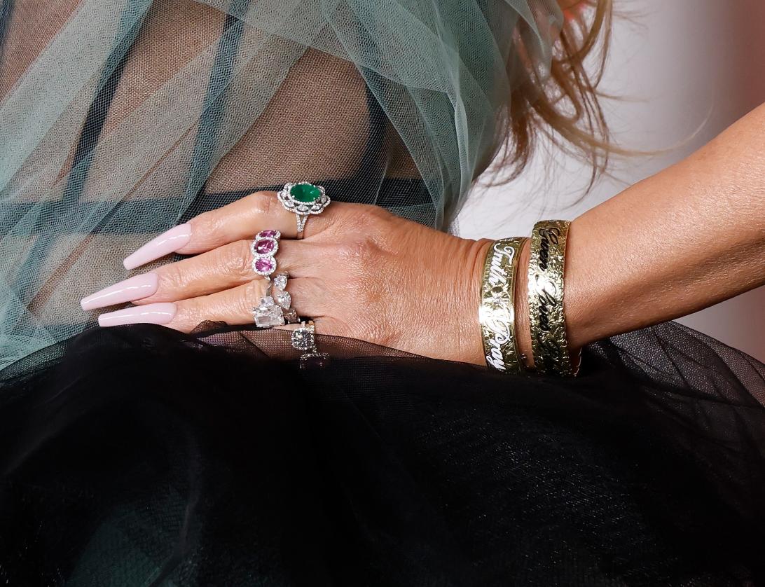 Гвен Стефани развеяла слухи о расставании с Блейком Шелтоном, продемонстрировав эффектный набор украшений во время своего последнего сольного выхода на красную дорожку