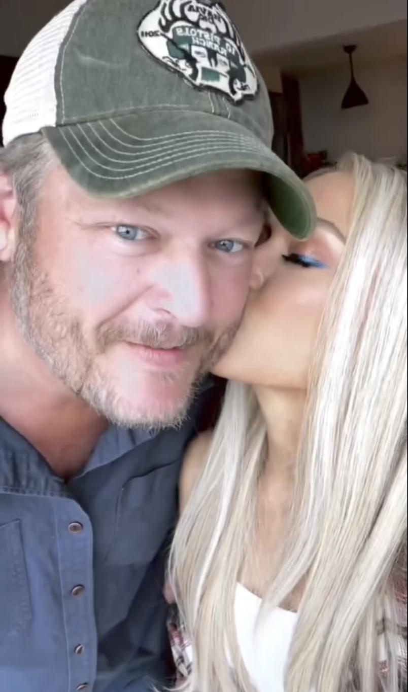 Гвен Стефани нежно целует Блейка Шелтона в щеку.