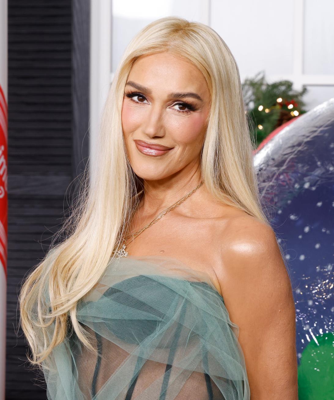 Гвен Стефани сияла в изумрудном тюлевом платье без бретелек, с платиновым блондом.