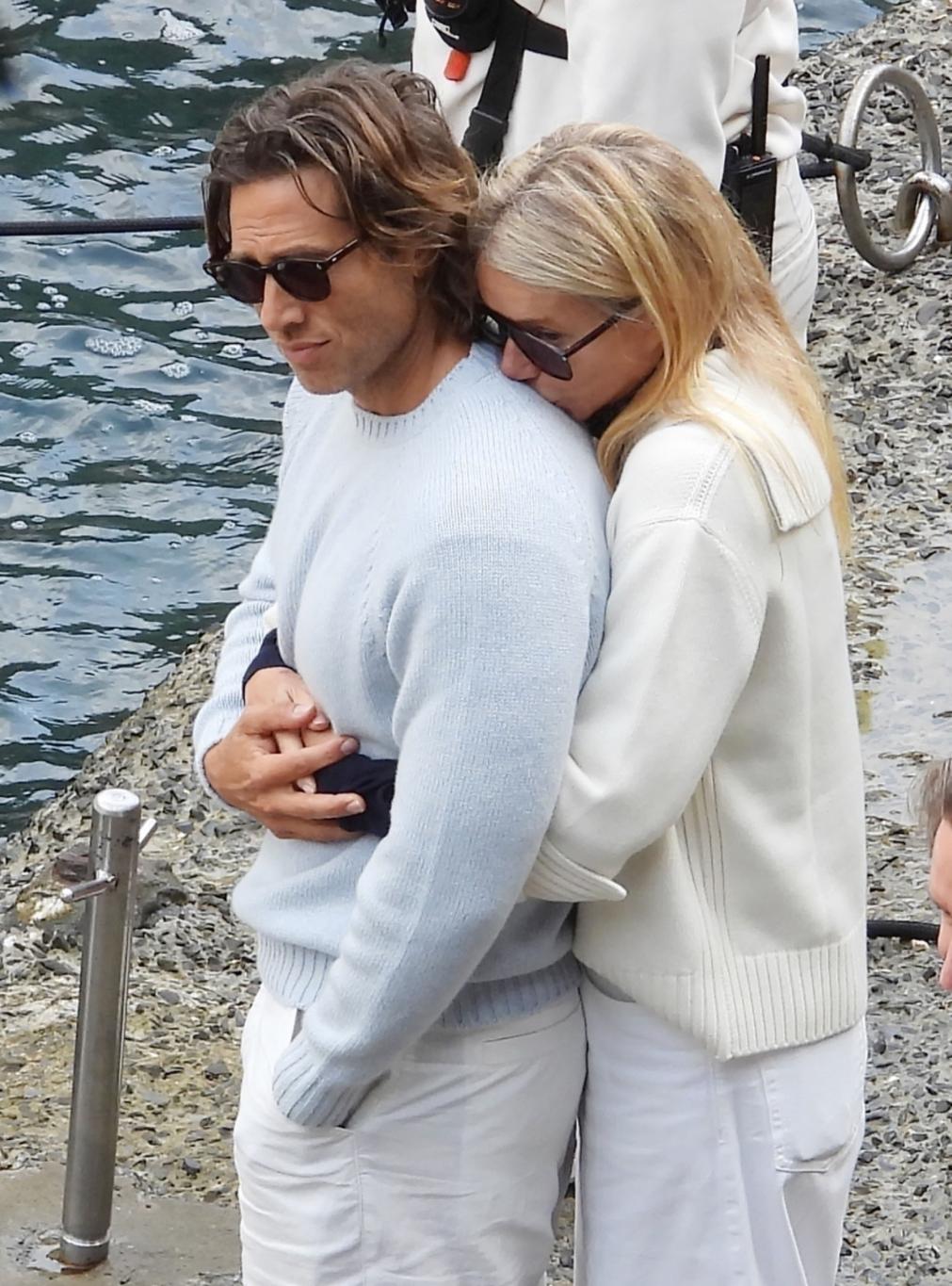 Гвинет Пэлтроу нежится в объятиях мужа Брэда Фэлчака.