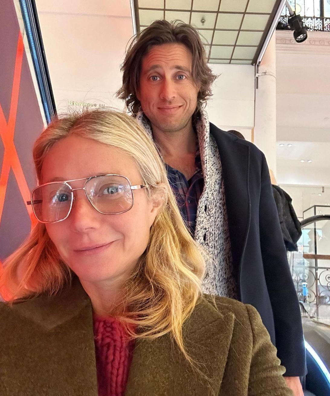 Гвинет Пэлтроу и Брэд Фэлчак радостно улыбаются на совместном селфи.