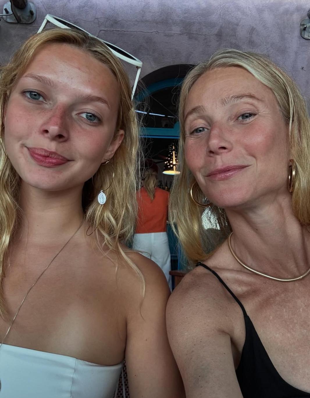 Гвинет Пэлтроу делает селфи со своей дочерью Эппл Мартин.