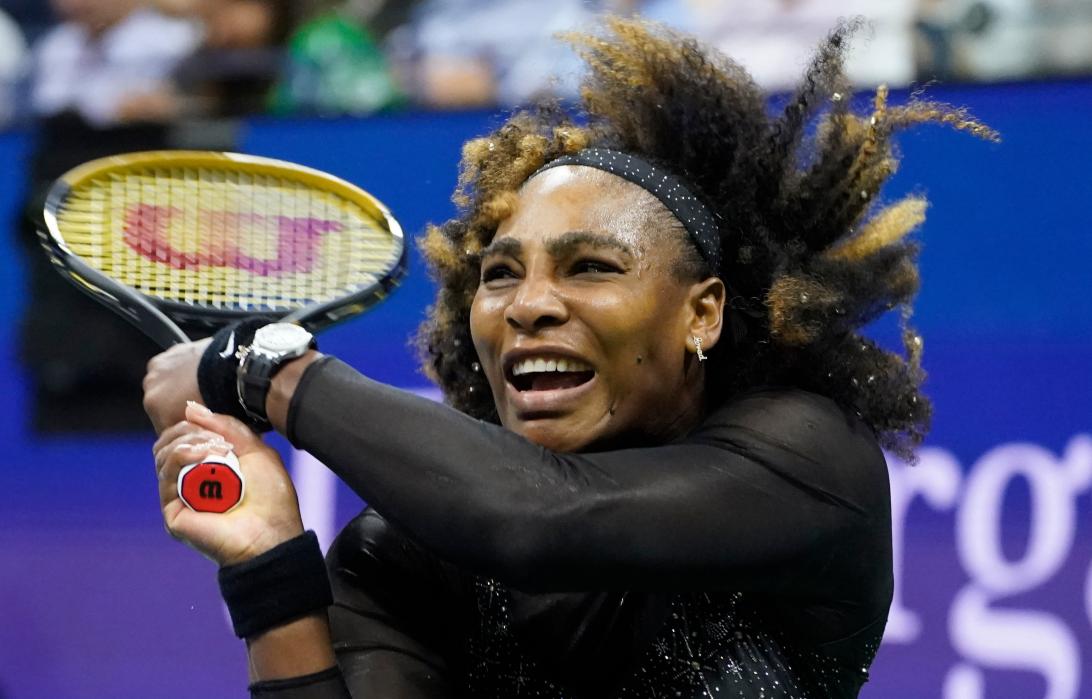 Легендарная Серена Уильямс мастерски отбивает мяч на US Open.