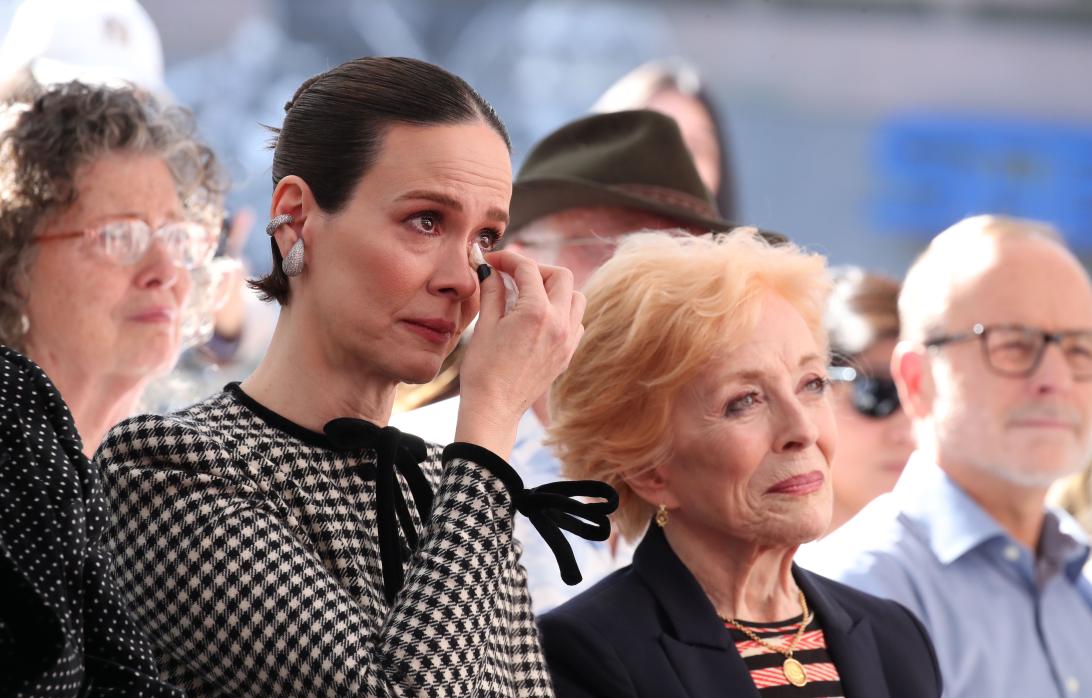 Сара Полсон смахивает слезу с глаза, сидя рядом с Холланд Тейлор.