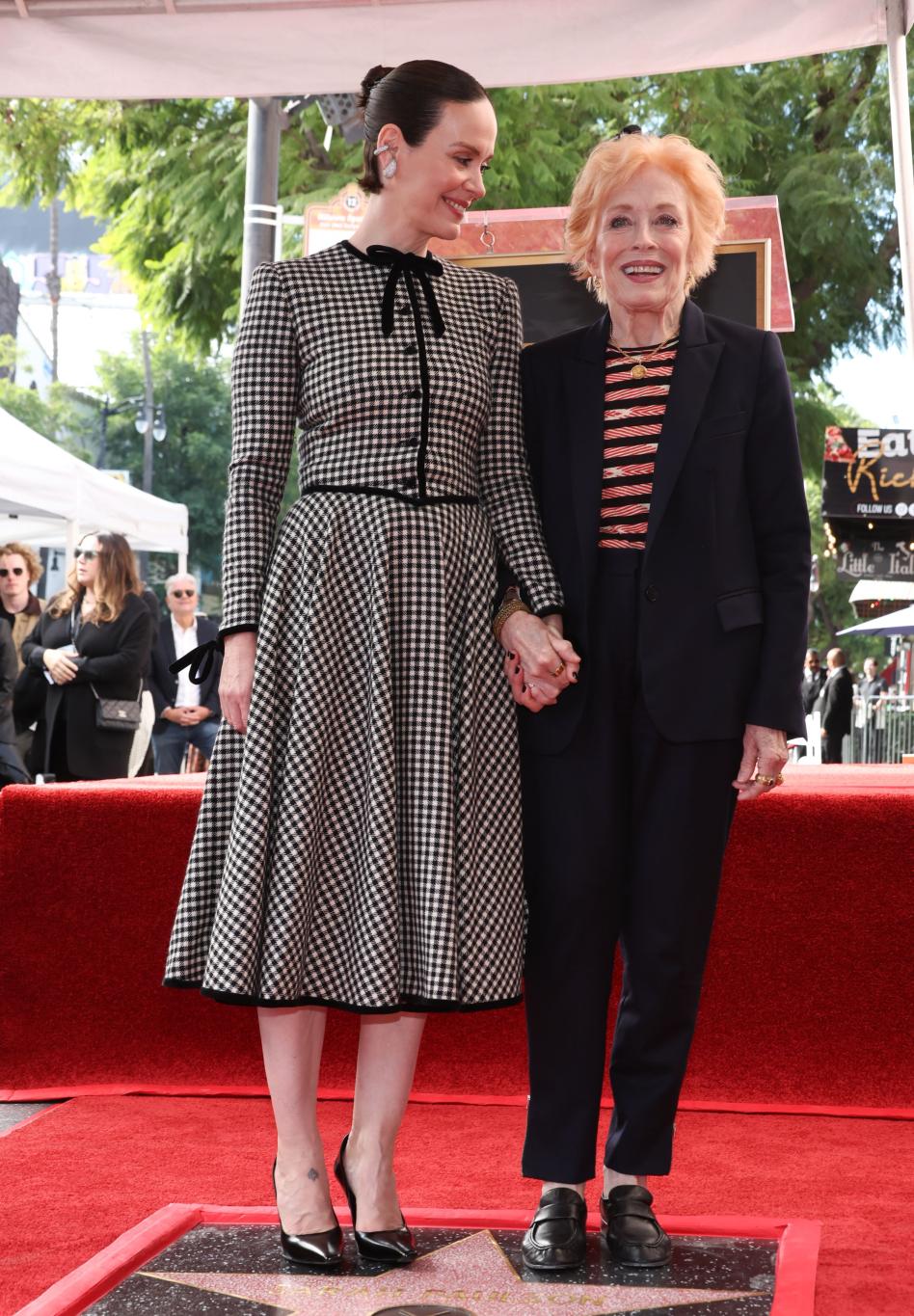 Сара Полсон и Холланд Тейлор замечены на Аллее славы Голливуда.