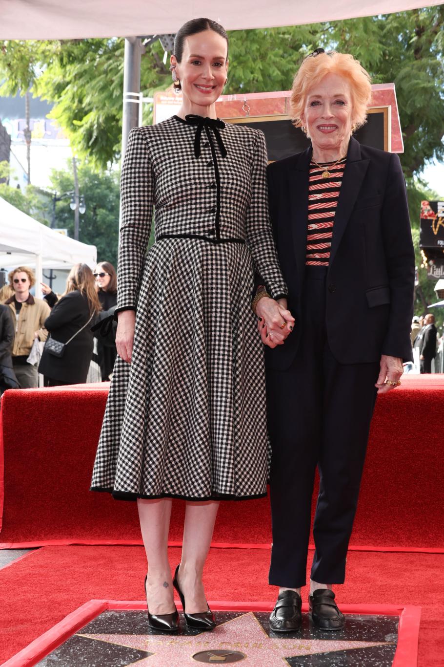 Сара Полсон и Холланд Тейлор нежно держатся за руки на Аллее славы в Голливуде.