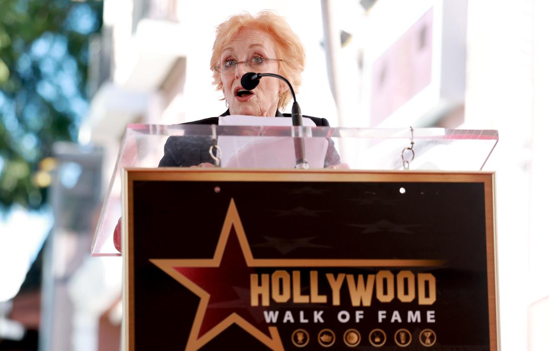 Выступление Голланд Тейлор на церемонии закладки звезды на Голливудской Аллее славы.