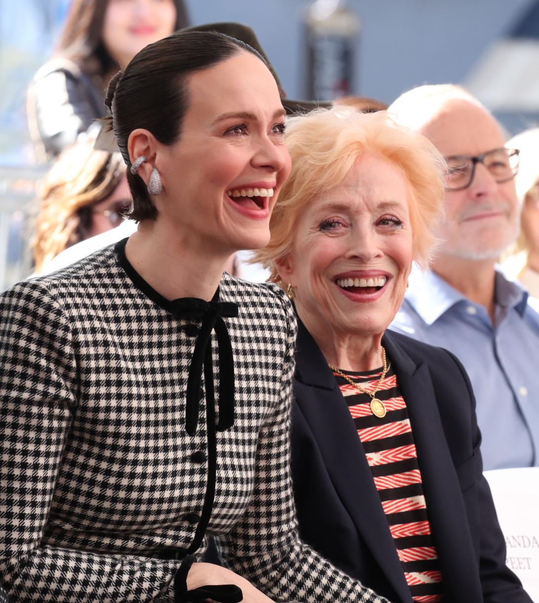 Сара Полсон и Холланд Тейлор весело смеются.