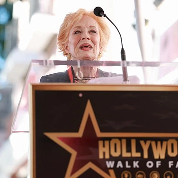 Холланд Тейлор в своей трогательной речи выразила восхищение своей партнершей, Сарой Полсон, которую назвала «яркой звездой», когда сама была удостоена именной звезды на Голливудской Аллее Славы