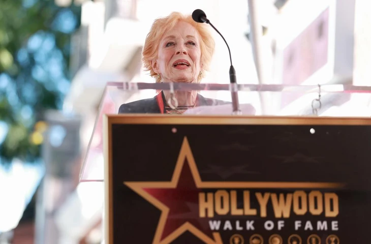 Холланд Тейлор в своей трогательной речи выразила восхищение своей партнершей, Сарой Полсон, которую назвала «яркой звездой», когда сама была удостоена именной звезды на Голливудской Аллее Славы