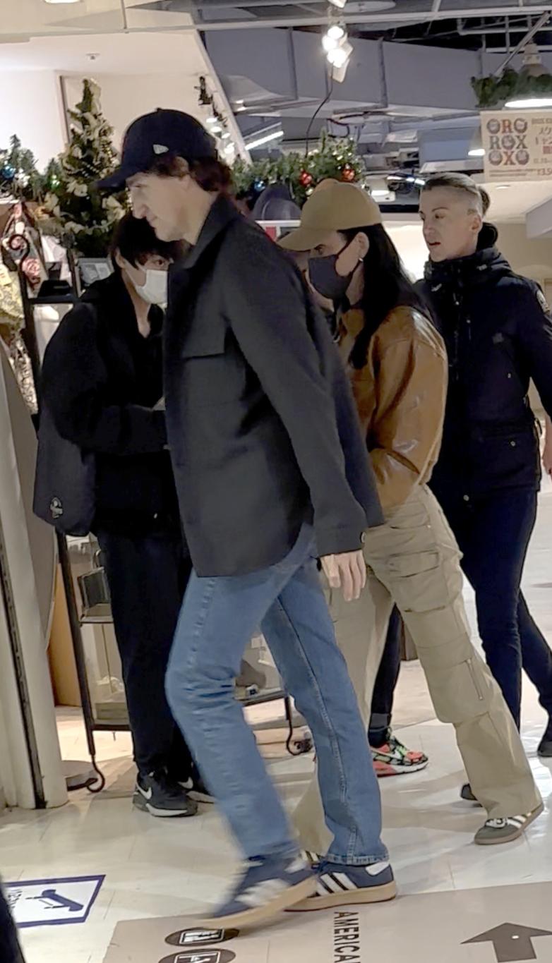 Кэти Перри и Джастин Трюдо замечены держащимися за руки на свидании в Токио.