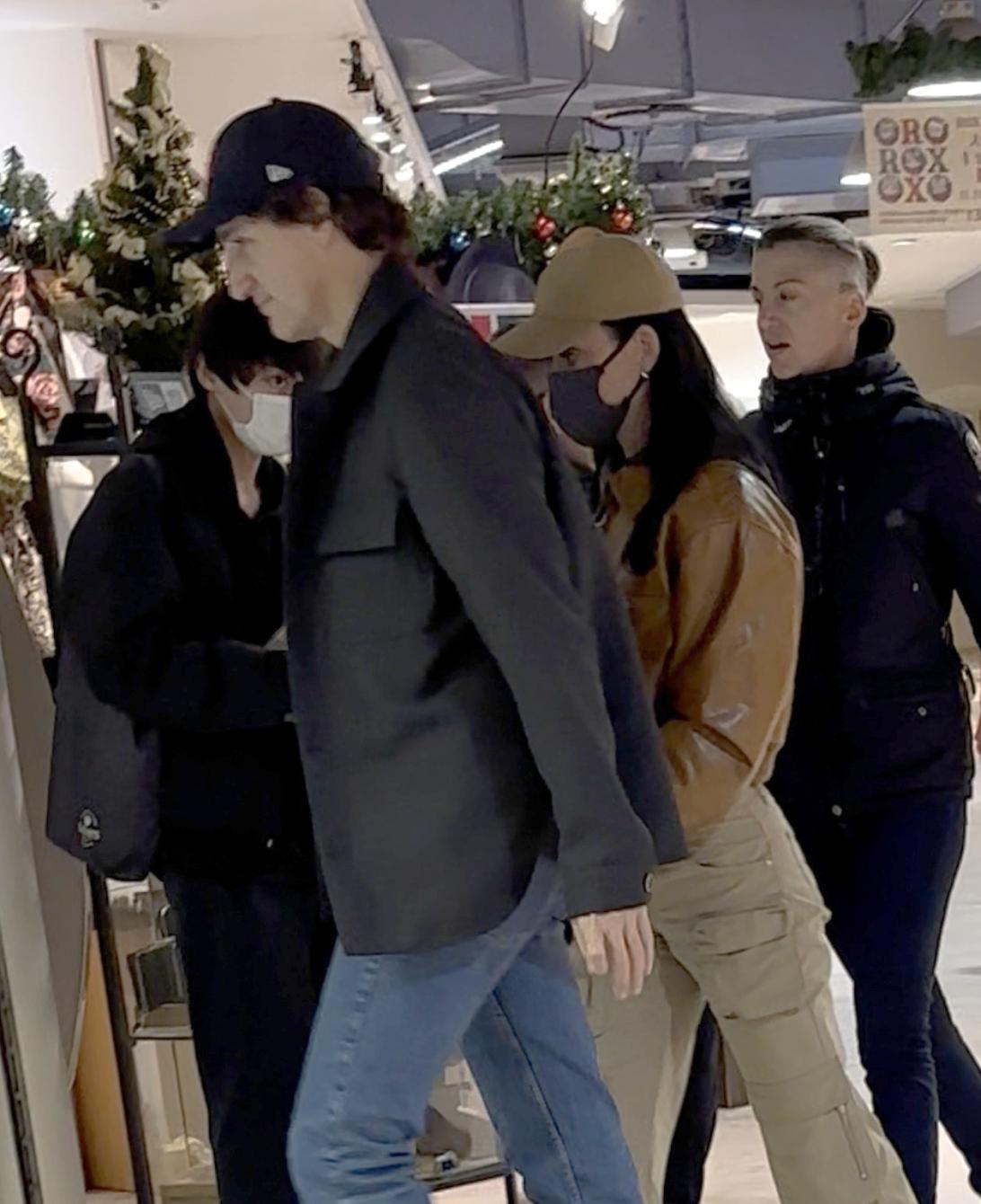 Кэти Перри и Джастин Трюдо замечены держащимися за руки в Токио.