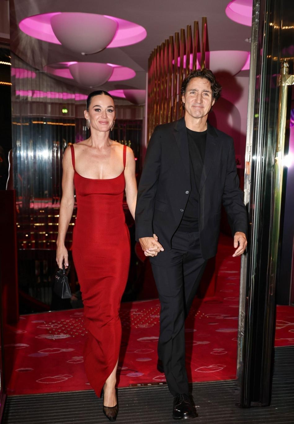 Кэти Перри и Джастин Трюдо замечены держащимися за руки в парижском кабаре Crazy Horse.