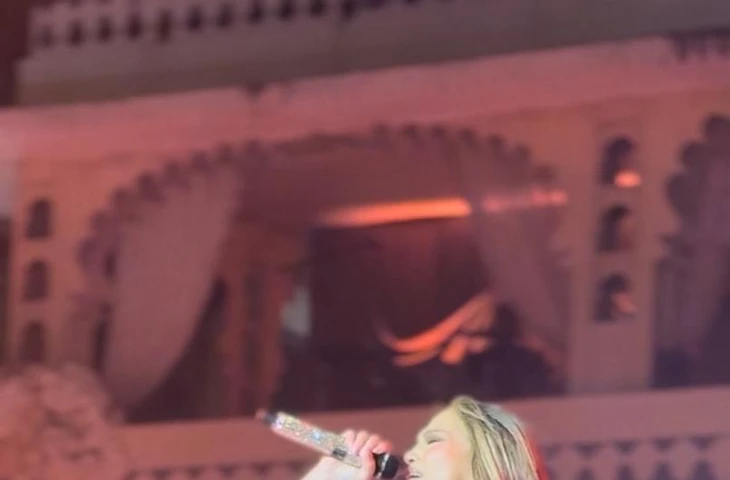 Дженнифер Лопес зажигает. Ну, если пламя из пайеток считается