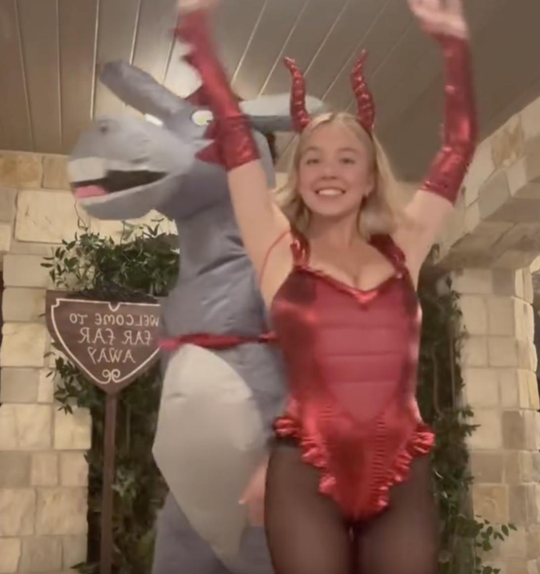 Сидни Суини в костюме красного дракона и человек в костюме осла.