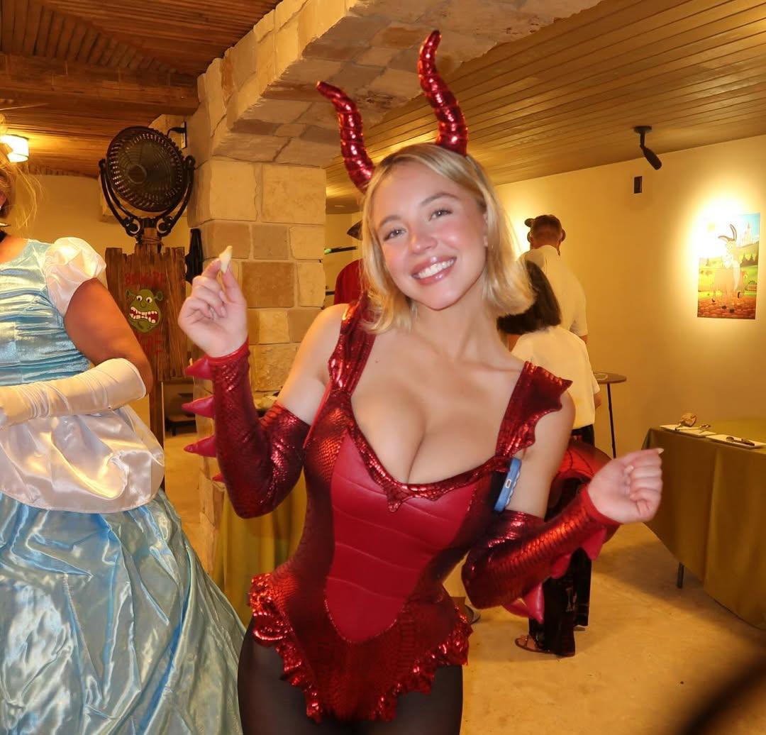 Сидни Суини в эффектном красном драконьем костюме с рогами.