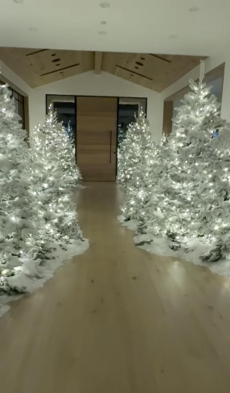 Ким Кардашьян — американская телезвезда, бизнесвумен, модель и светская львица, влиятельная фигура в медиа и индустрии моды.