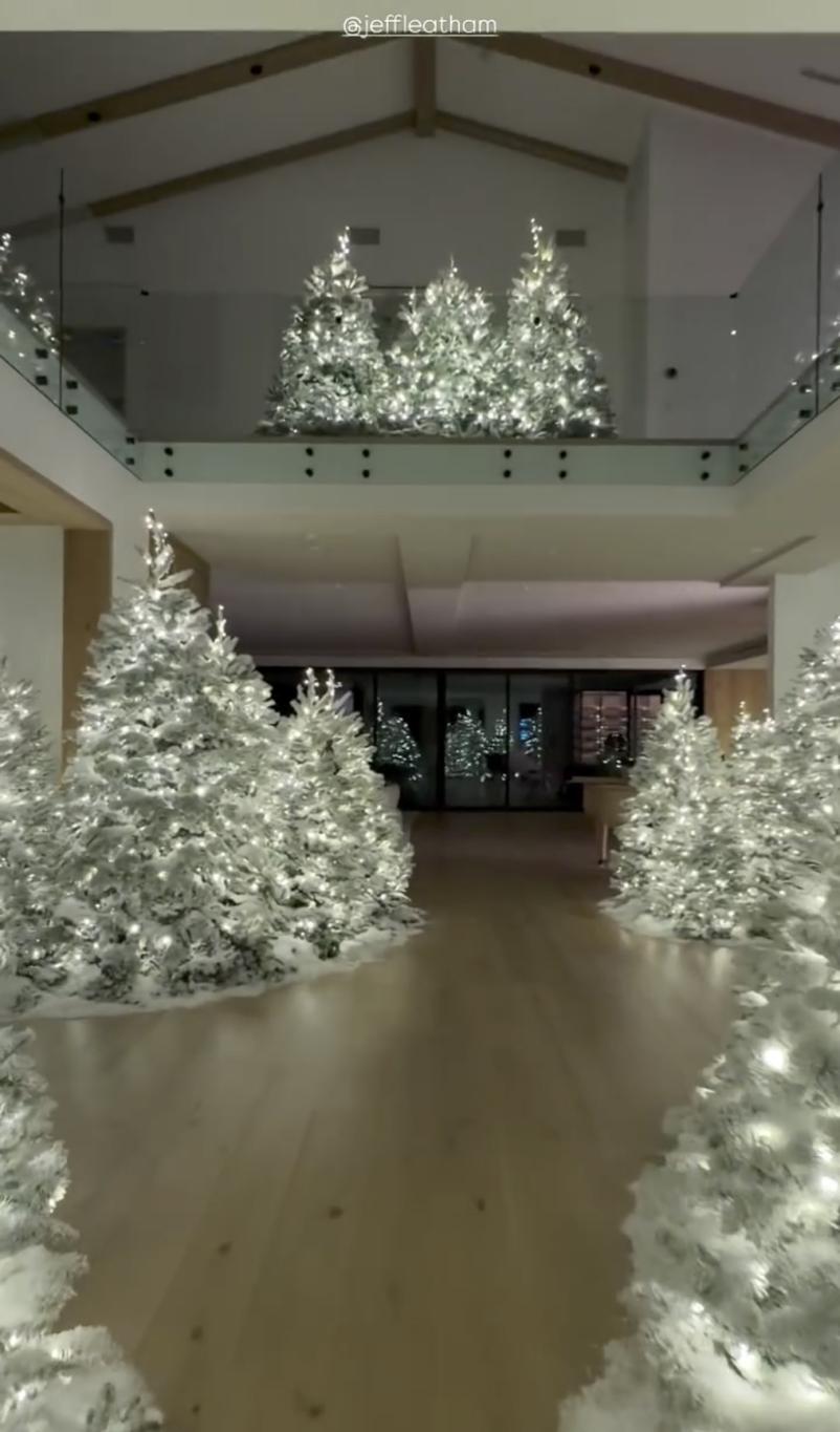 Ким Кардашьян — влиятельная американская медийная личность, успешная бизнесвумен, модель и звезда реалити-шоу.