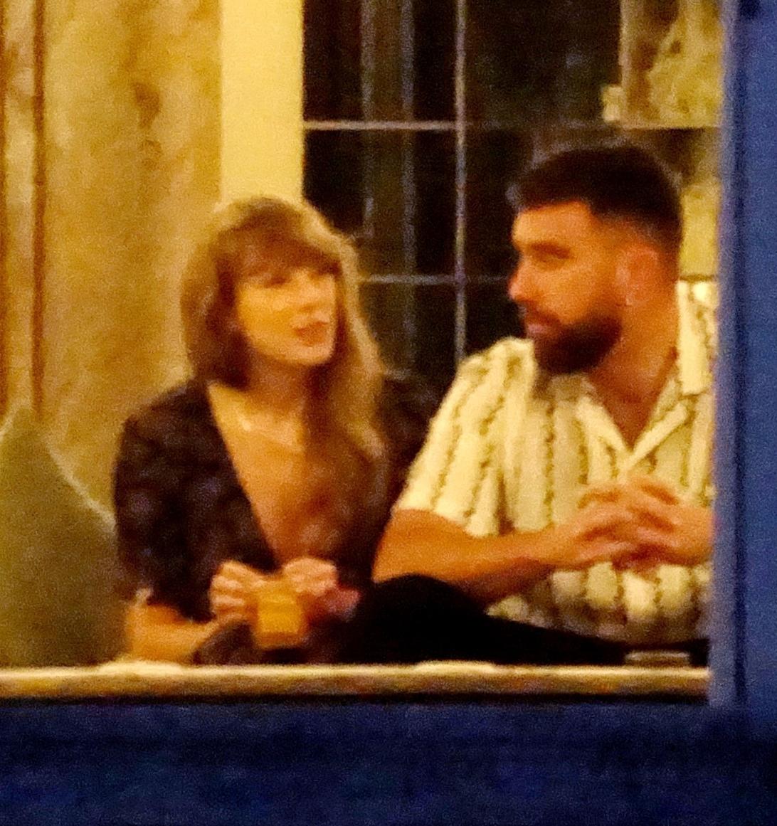 Тейлор Свифт и Трэвис Келси на балконе во время романтического европейского отпуска у озера Комо.