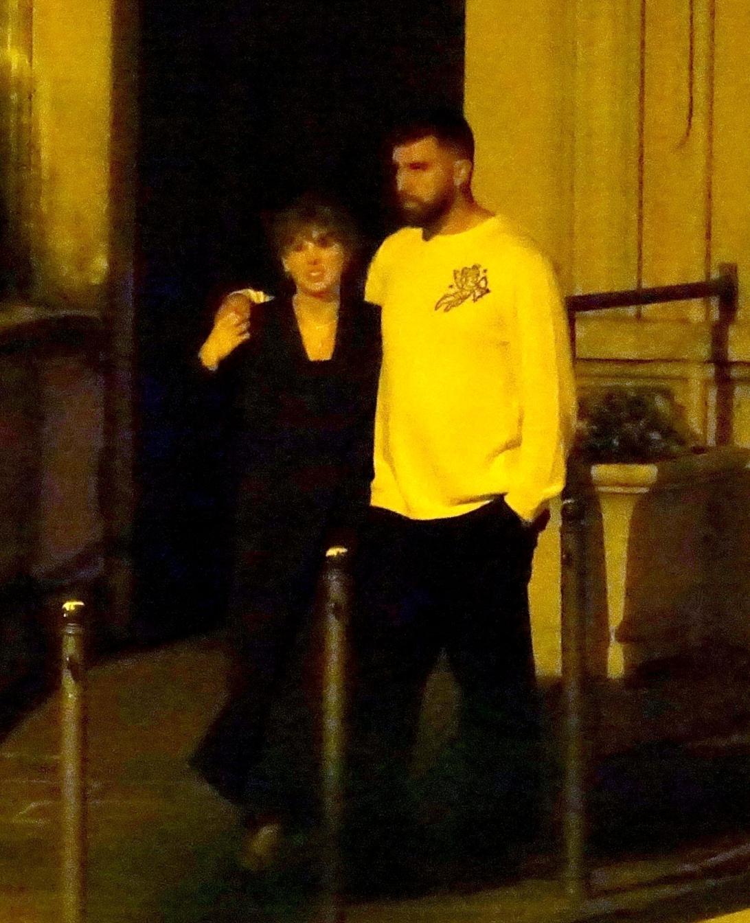 Тейлор Свифт и Трэвис Келси: ночная прогулка на озере Комо.