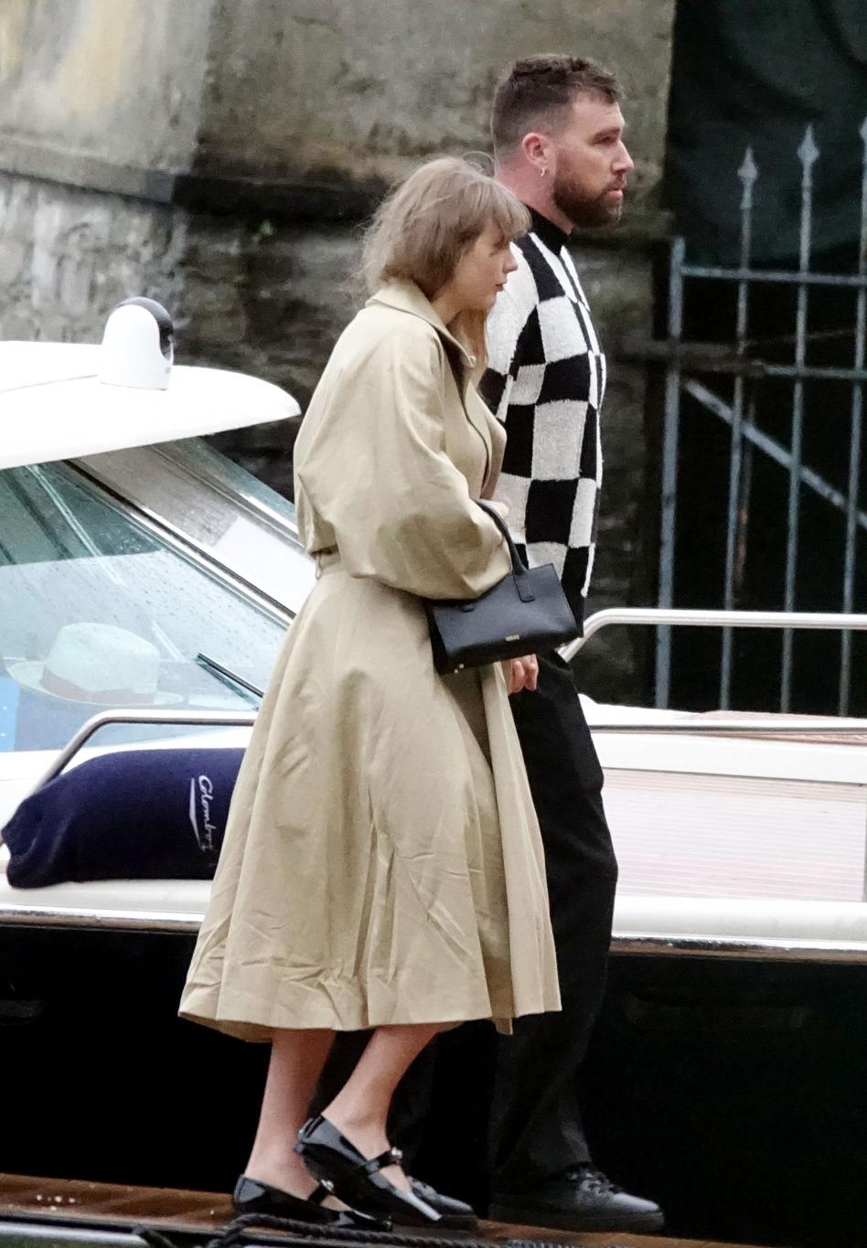 Тейлор Свифт и Трэвис Келси прогуливаются бок о бок у лодки на озере Комо.