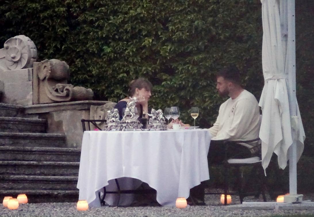 Тейлор Свифт и Трэвис Келси наслаждаются романтическим ужином на озере Комо.