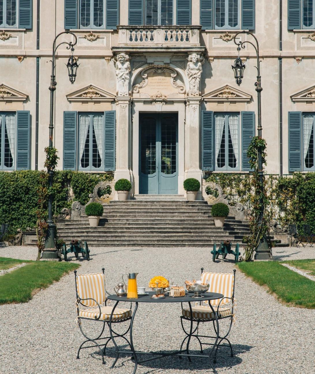 Вилла Сола Кабиати с сервированным столом для завтрака на переднем плане.