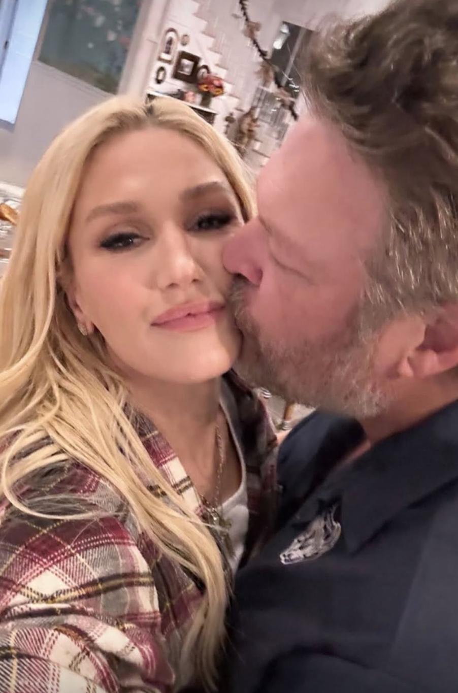 Блейк Шелтон целует Гвен Стефани в щеку.