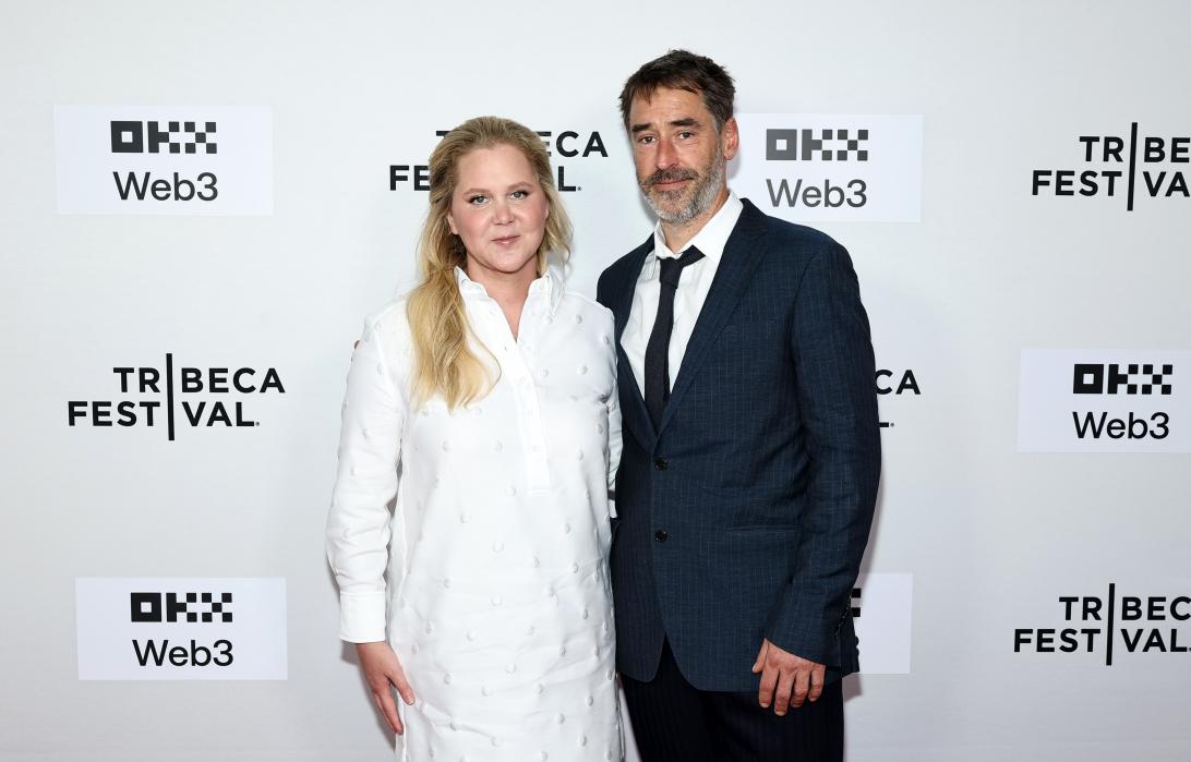 Эми Шумер посмеялась над проблемами в браке, опубликовав фотографии без обручального кольца