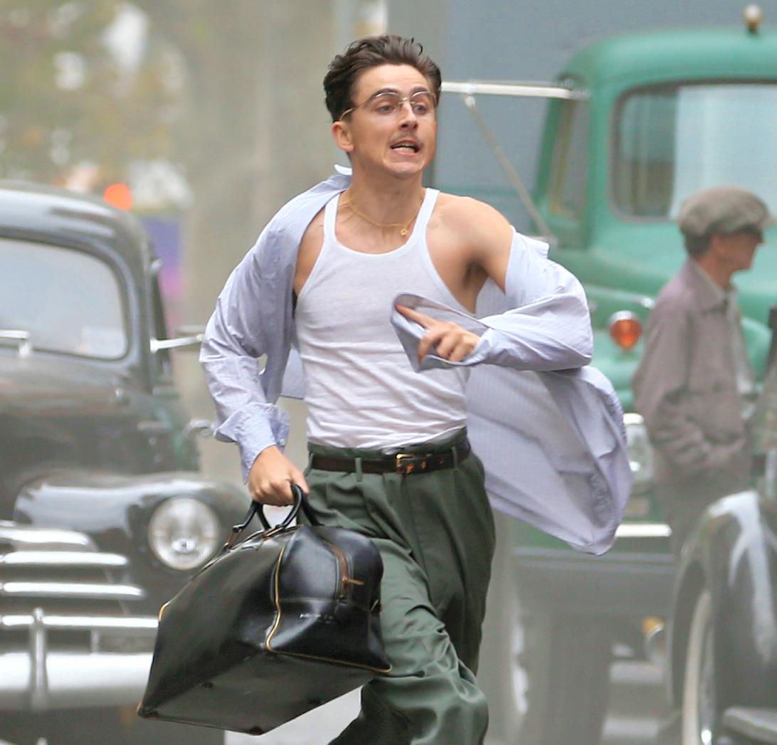 Тимоти Шаламе мчится по улице со спортивной сумкой, снимаясь для Марти Суприма.