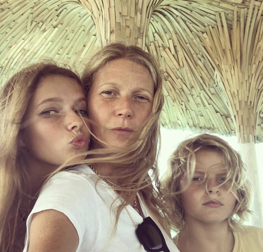 Гвинет Пэлтроу с двумя детьми: Эппл Мартин и Мозес Мартин.