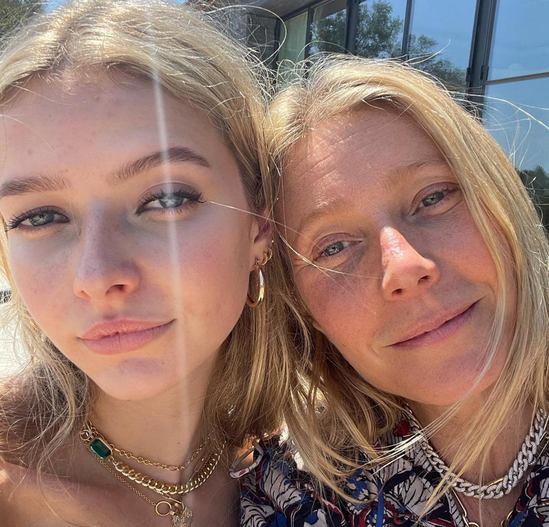 Гвинет Пэлтроу позирует рядом со своей дочерью Эппл Мартин.