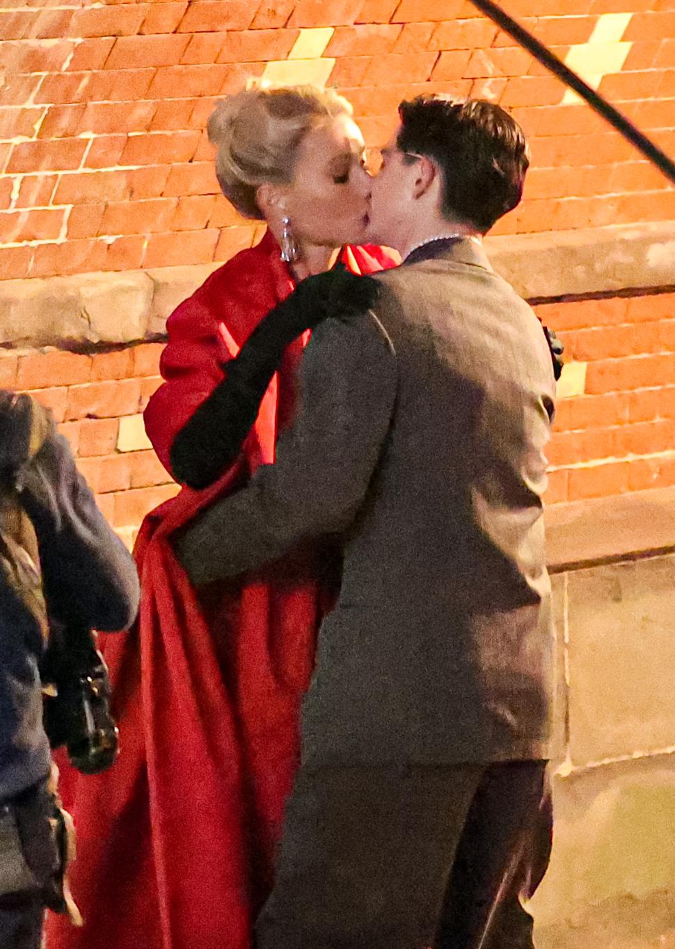 Гвинет Пэлтроу и Тимоти Шаламе целуются на съемках фильма «Марти Суприм».