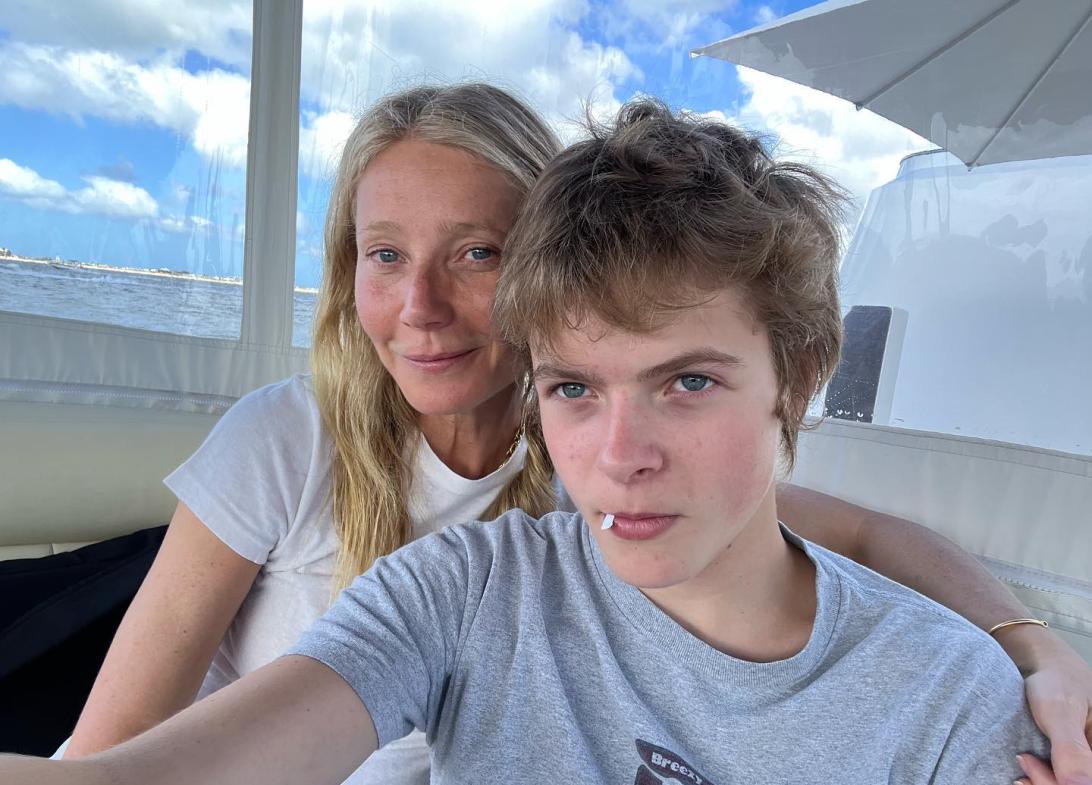 Гвинет Пэлтроу запечатлена на яхте с сыном.