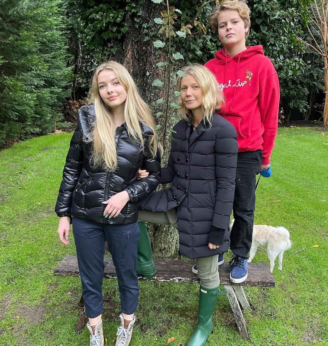 Гвинет Пэлтроу со своей дочерью Эппл Мартин и сыном Мозесом Мартином.