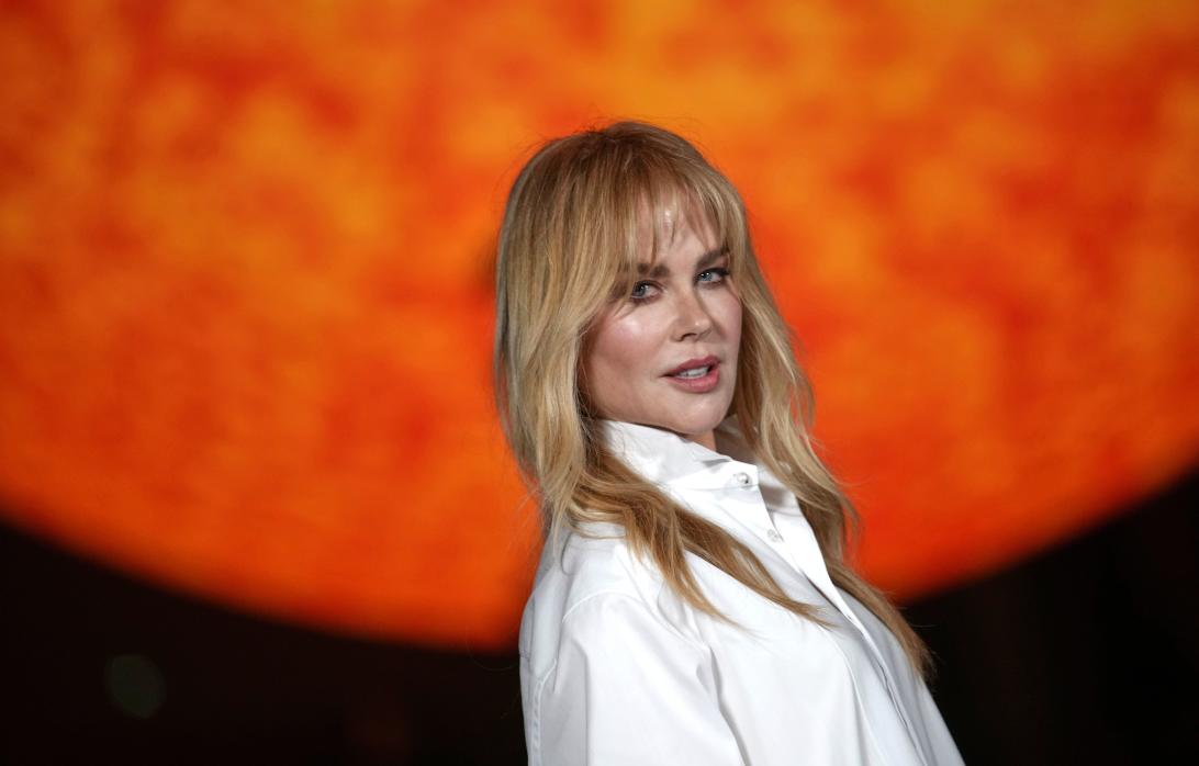 Николь Кидман позирует фотографам в Париже на показе коллекции Chanel Весна/Лето 2026.