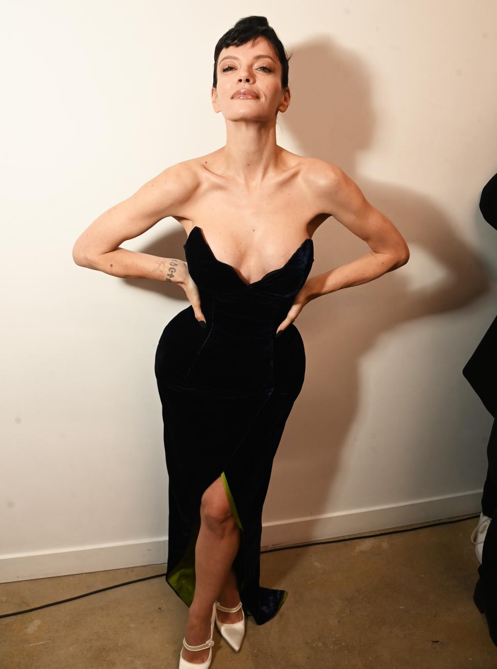 Лили Аллен позирует за кулисами на показе 16Arlington x Antony Price Salon Show 17 ноября 2025 года в Лондоне.