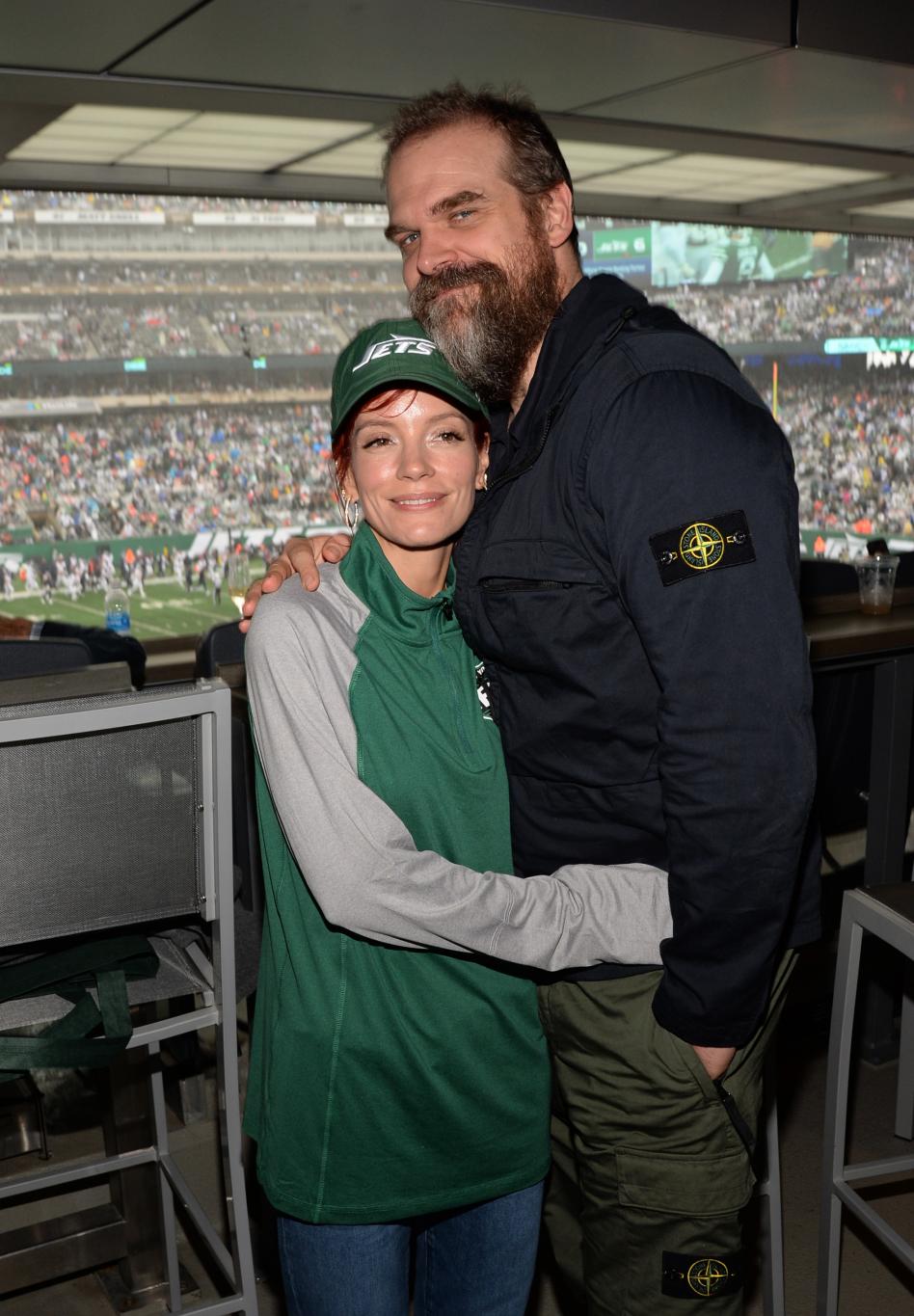Лили Аллен и Дэвид Харбор посетили матч New York Jets и Denver Broncos на стадионе MetLife в Ист-Ратерфорде, Нью-Джерси, 29 сентября 2024 года.