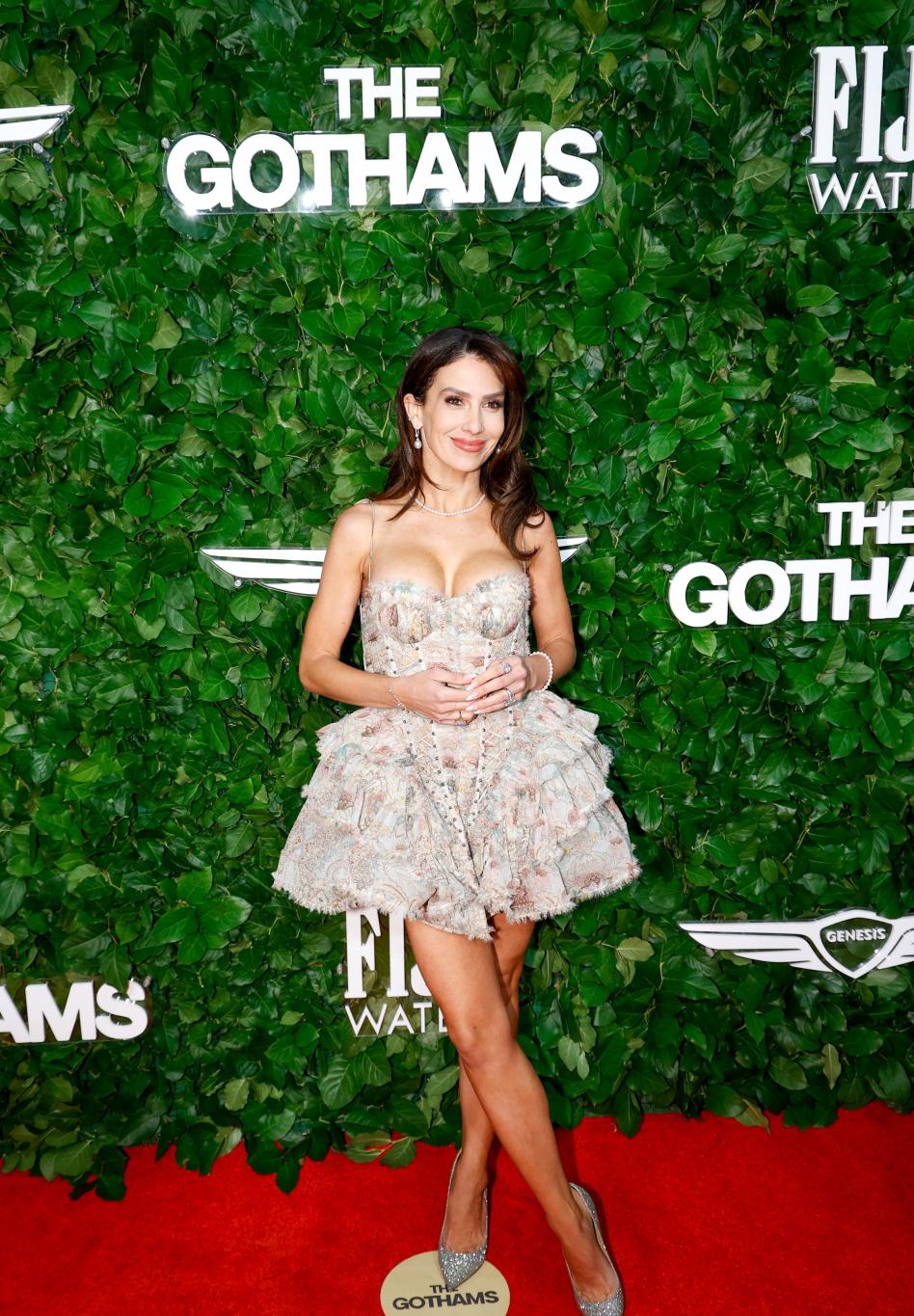 Хилария Болдуин позирует на красной дорожке The Gotham Awards в цветочном мини-платье.