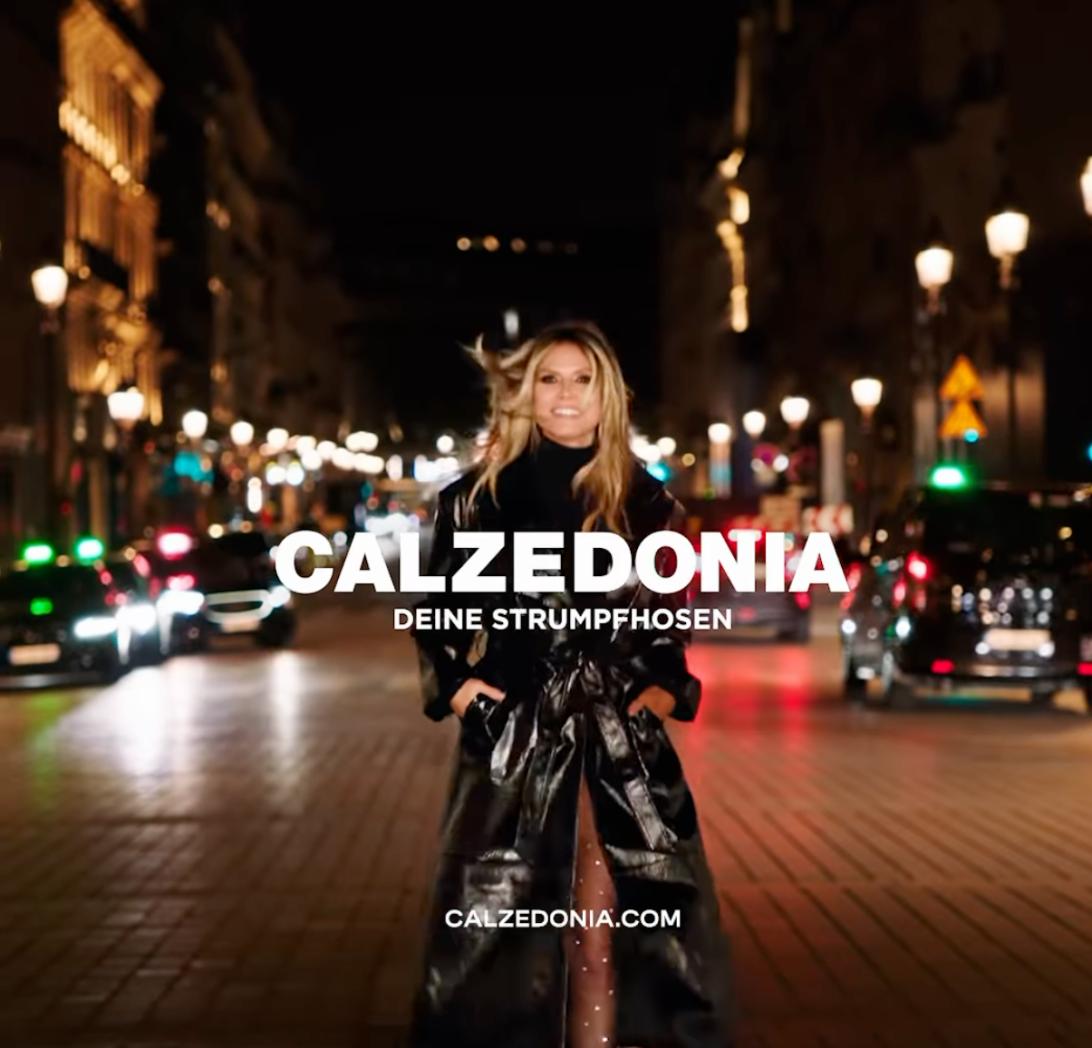 Хайди Клум в стильных колготках Calzedonia позирует на ночной городской улице.