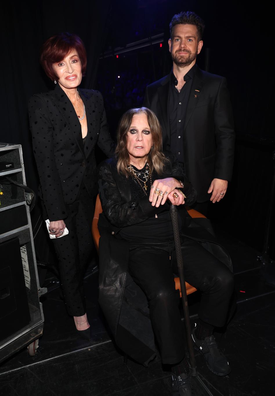 Шэрон, Оззи и Джек Осборны за кулисами церемонии включения в Зал славы рок-н-ролла.