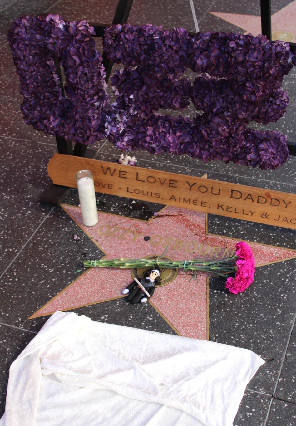 Посвящение Оззи Осборну на его звезде Голливудской Аллеи Славы включало деревянную табличку: "МЫ ЛЮБИМ ТЕБЯ, ПАПОЧКА" от Луи, Эйми, Келли и Джека.