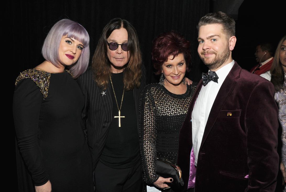 Семья Осборнов — Келли, Оззи, Шэрон и Джек — позирует на 56-й церемонии "Грэмми".