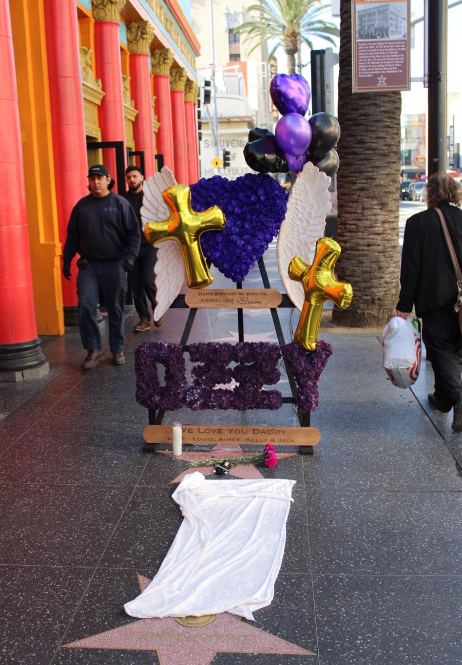 Чествование Оззи Осборна на Голливудской аллее славы украсили фиолетовые цветы, золотые кресты и воздушные шары.