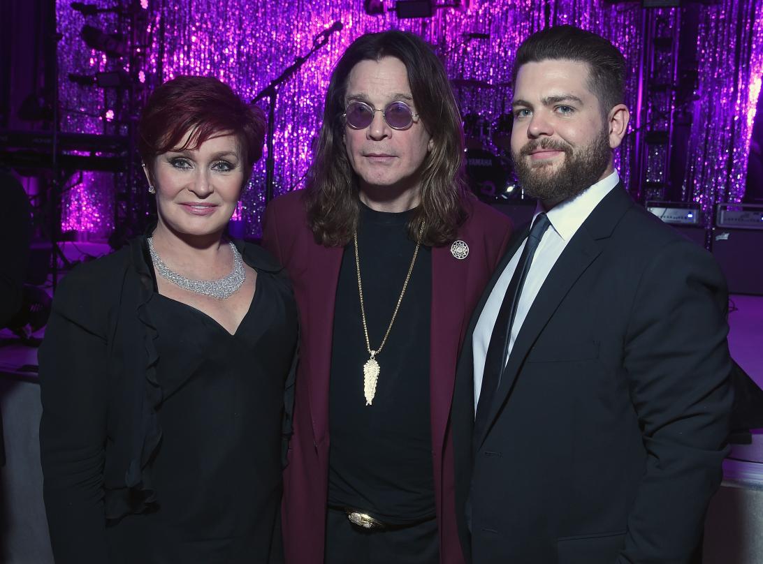 Шарон, Оззи и Джек Осборны вместе позируют для фото.