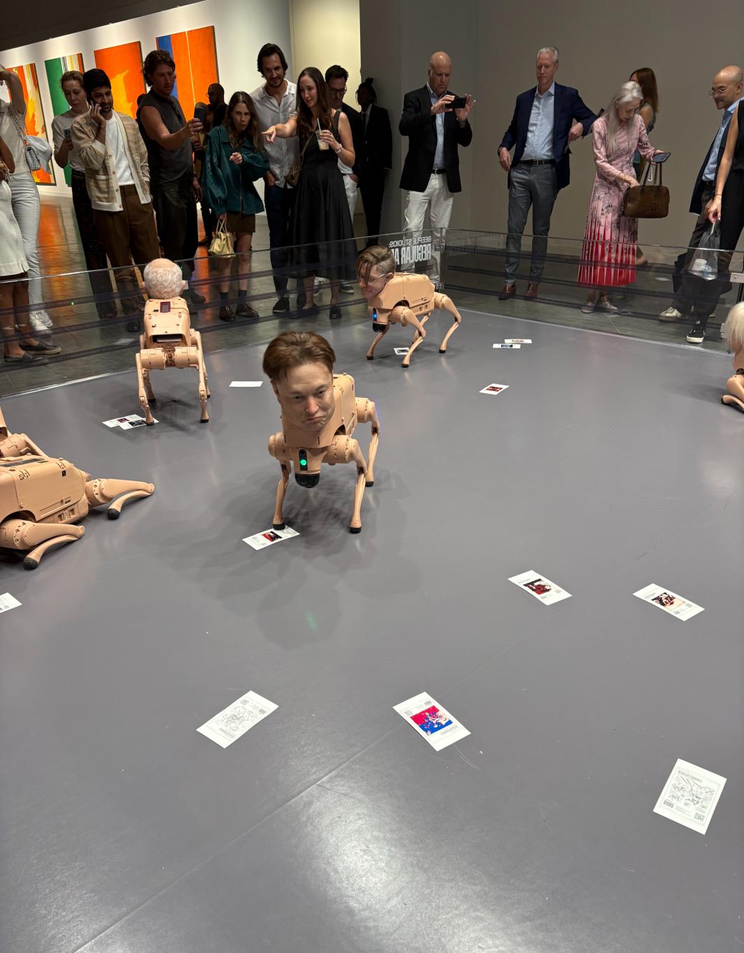 Новейшее творение известного художника Бипла «Обычные животные» с роботами-собаками, «производящими» NFT, остановило зрителей на VIP-показе Art Basel Miami Beach