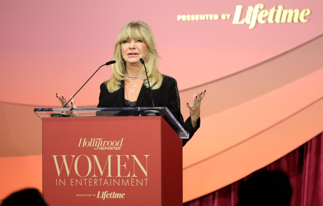Голди Хоун выступает на мероприятии The Hollywood Reporter Women In Entertainment.